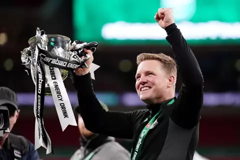 مقعد أوروبي وكأس آخر.. تليجراف: قفزة خيالية تنتظر إيدي هاو في نيوكاسل